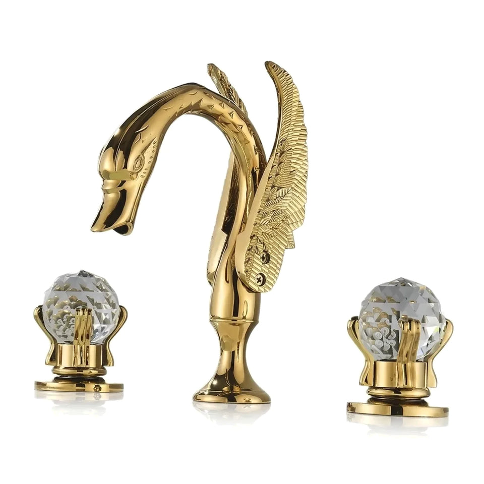 Torneira de banheiro dourada modelo cisne com manoplas de cristal, conjunto de três peças, foto de catálogo em fundo branco