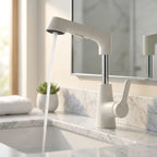 Torneira de banheiro monocomando pull-out Sapphire branca instalada em bancada de mármore branco com água corrente