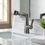 Torneira de banheiro monocomando pull-out Sapphire cinza grafite instalada em bancada de mármore branco com água corrente