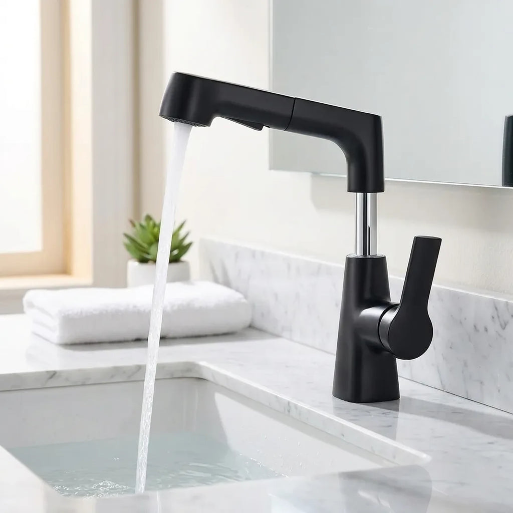 Torneira de banheiro monocomando pull-out Sapphire preta instalada em bancada de mármore branco com água corrente