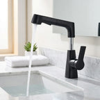 Torneira de banheiro monocomando pull-out Sapphire preta instalada em bancada de mármore branco com água corrente