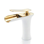 Torneira cascata para banheiro branca com bica dourada, foto em fundo branco - Torneiras Royal