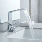 Torneira cascata Chateau cromada instalada em bancada de porcelanato claro