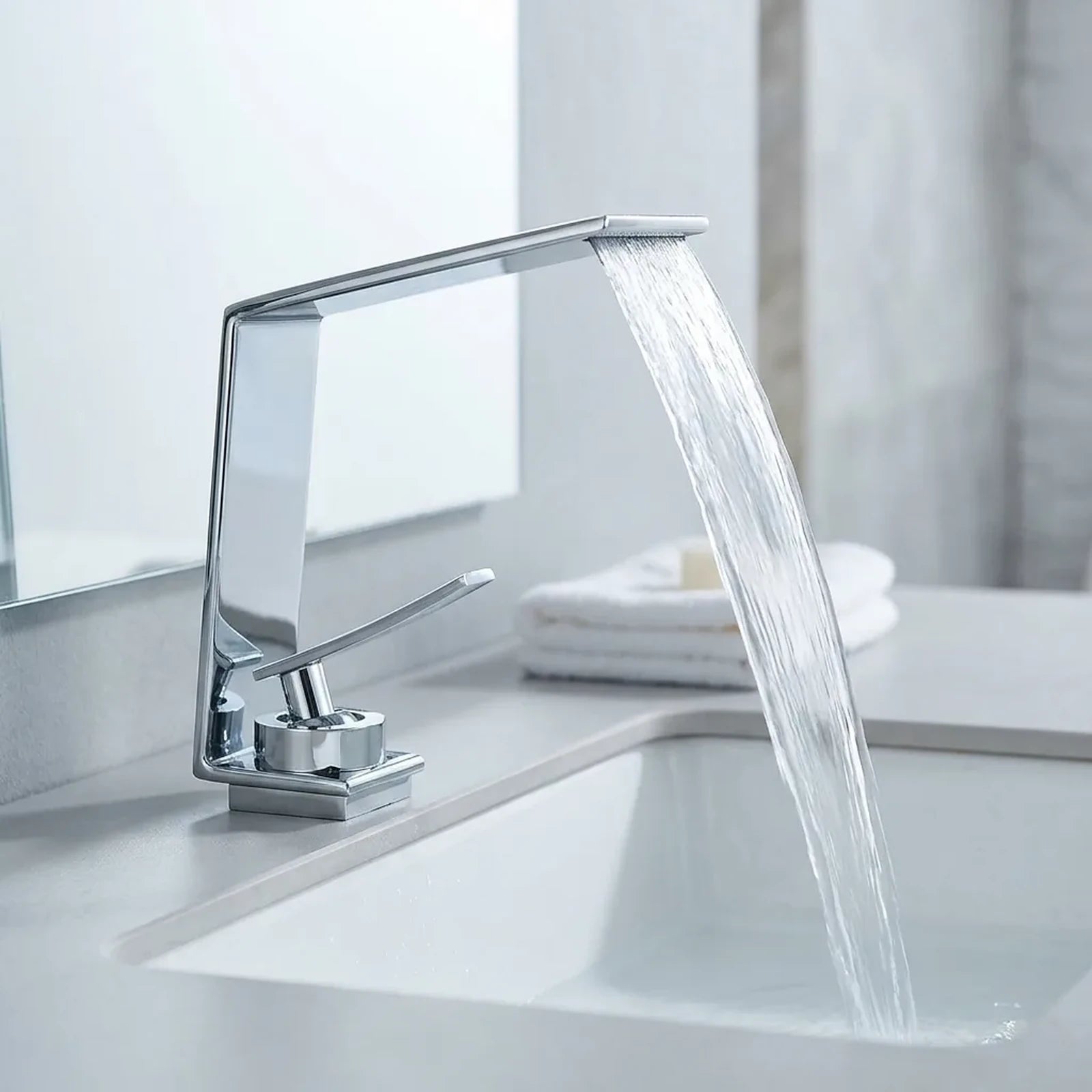 Torneira cascata Chateau cromada instalada em bancada de porcelanato claro