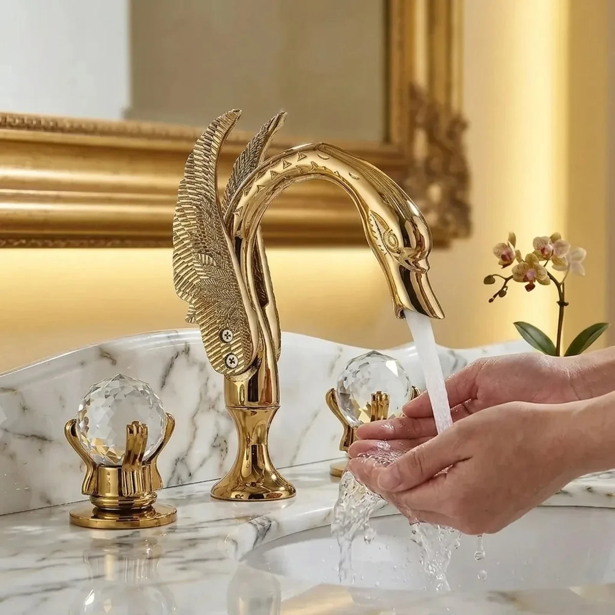Torneira dourada modelo cisne em uso, mãos sob o jato de água que sai do bico na cuba do lavabo