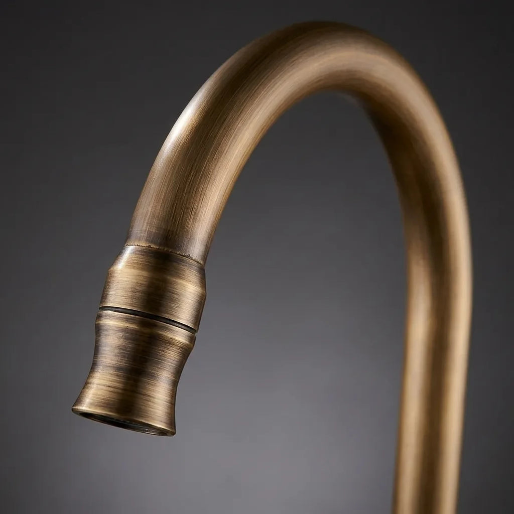 Detalhe do acabamento antique bronze escovado na curva da bica da torneira gourmet