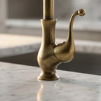 Detalhe da alavanca monocomando e da base da torneira gourmet antique bronze