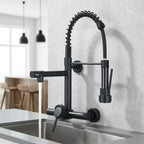 Torneira gourmet preta de parede em cozinha contemporânea com porcelanato cinza e bancada de quartzo