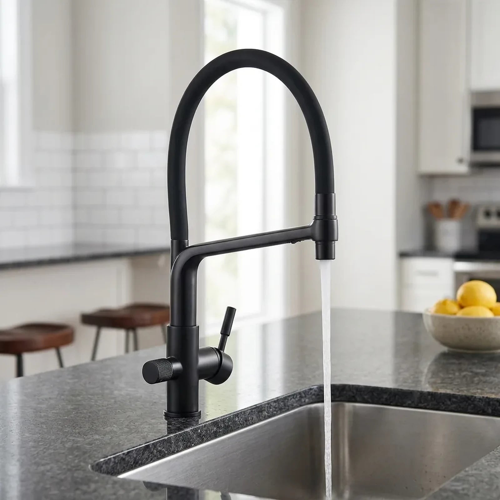 Torneira gourmet com filtro Luxflow preta instalada em ilha de cozinha com bancada de granito escuro