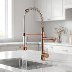 Torneira gourmet Royal Prime rose gold instalada em cozinha com bancada de mármore branco