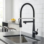Torneira gourmet Royal Gourmet Pro preta instalada em ilha de cozinha com bancada de granito escuro