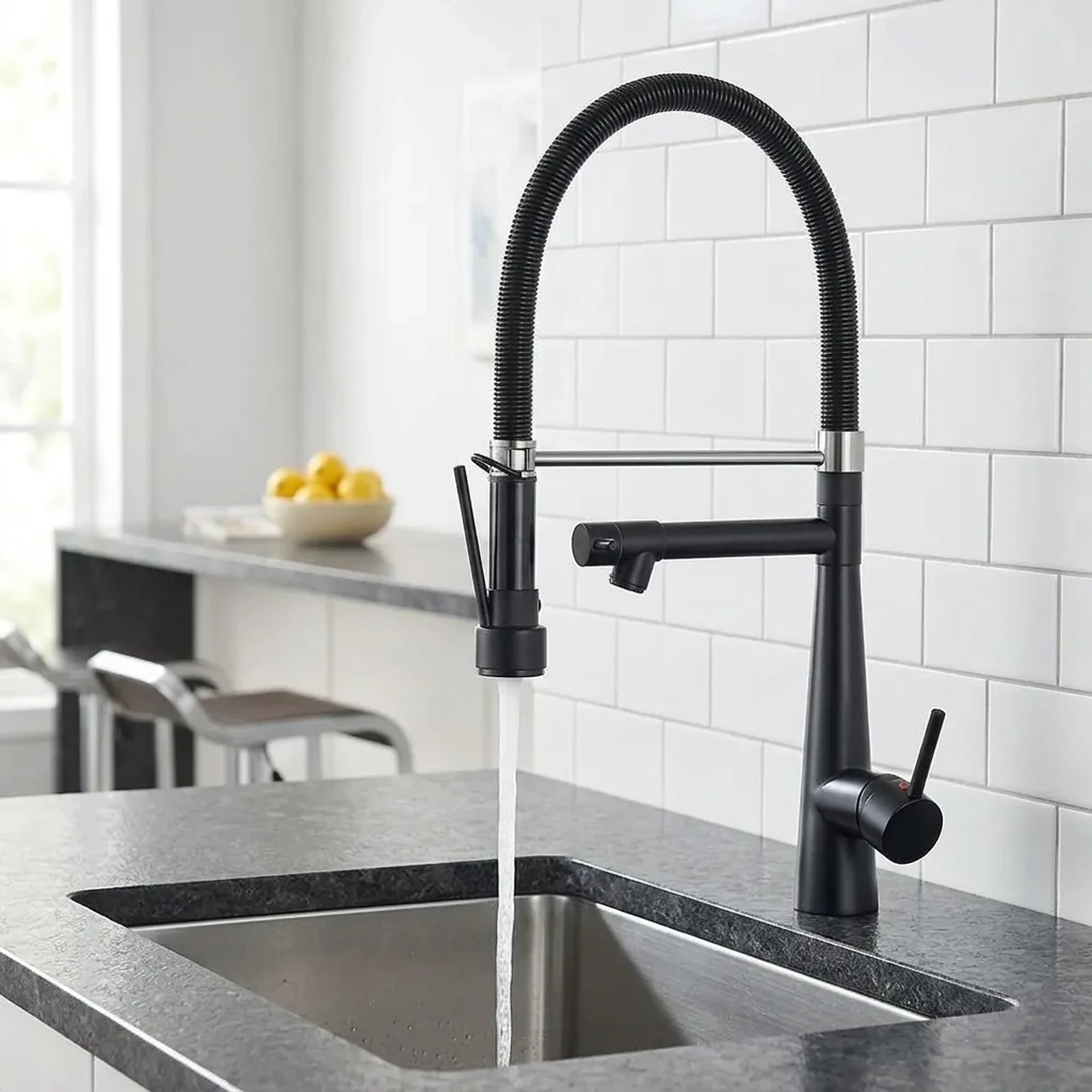Torneira gourmet Royal Gourmet Pro preta instalada em ilha de cozinha com bancada de granito escuro