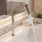 Torneira Link 45° inox ambientada em bancada de mármore branco com cuba de embutir