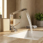 Torneira LuxStream cromada instalada em cuba de embutir com lâmina de água cascata em banheiro de travertino