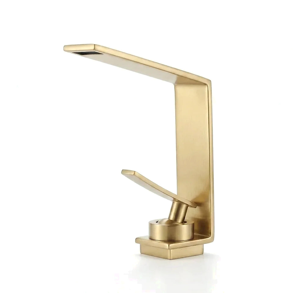 Torneira LuxStream monocomando cascata para banheiro acabamento dourado escovado, foto de catálogo em fundo branco