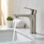 Torneira monocomando Luxury brushed nickel instalada em bancada de mármore branco com cuba de embutir