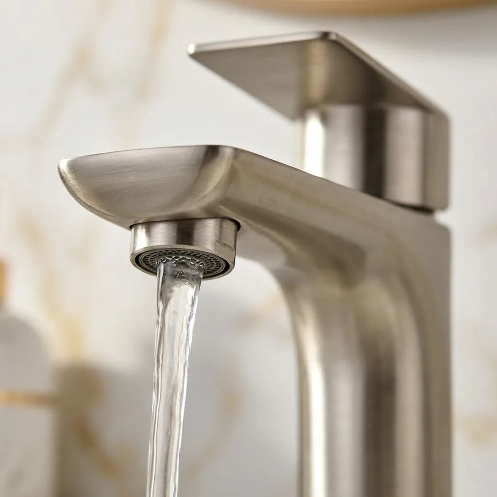 Detalhe da bica e do acabamento níquel escovado da torneira monocomando Luxury