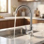 Torneira monocomando Royal Elite instalada em cozinha moderna com bancada de mármore e cuba de embutir