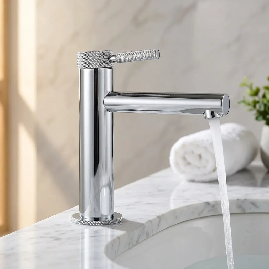 Torneira monocomando cromada com detalhes serrilhados instalada em bancada de mármore branco