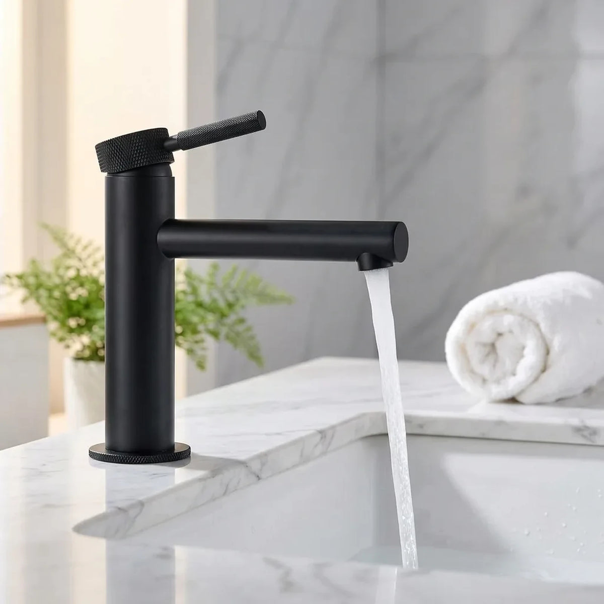 Torneira monocomando preta com detalhes serrilhados instalada em bancada de mármore branco