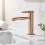 Torneira monocomando rose gold com detalhes serrilhados instalada em bancada de mármore branco