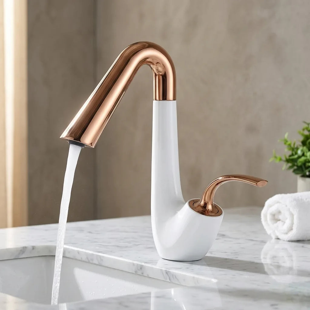 Torneira Platine Branco com bica rose gold ambientada em banheiro com bancada de mármore branco