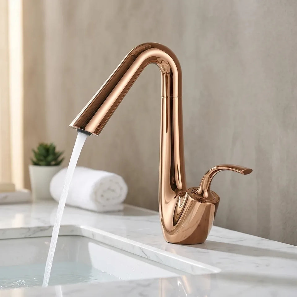 Torneira Platine Rose Gold ambientada em banheiro com bancada de mármore branco