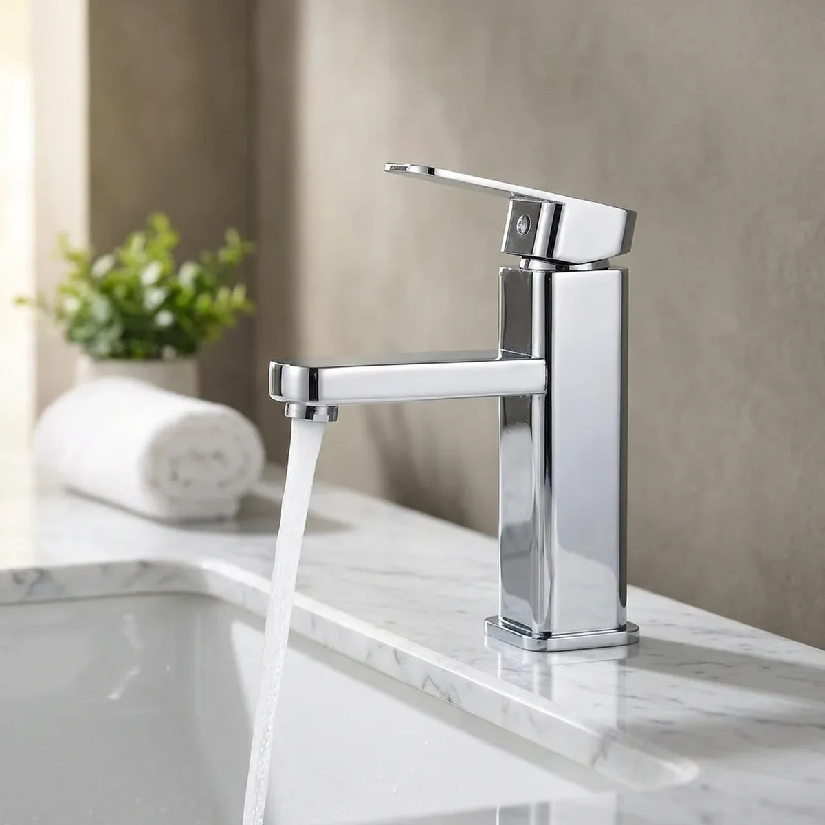 Torneira PureStream Cromado ambientada em banheiro com bancada de mármore branco