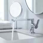 Torneira Royal Aurora cromada instalada em bancada de porcelanato claro