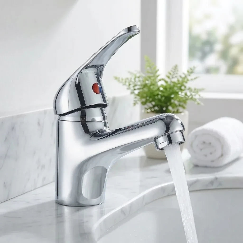 Torneira monocomando para banheiro Royal Signature cromada, ambientada em bancada de mármore branco — Torneiras Royal