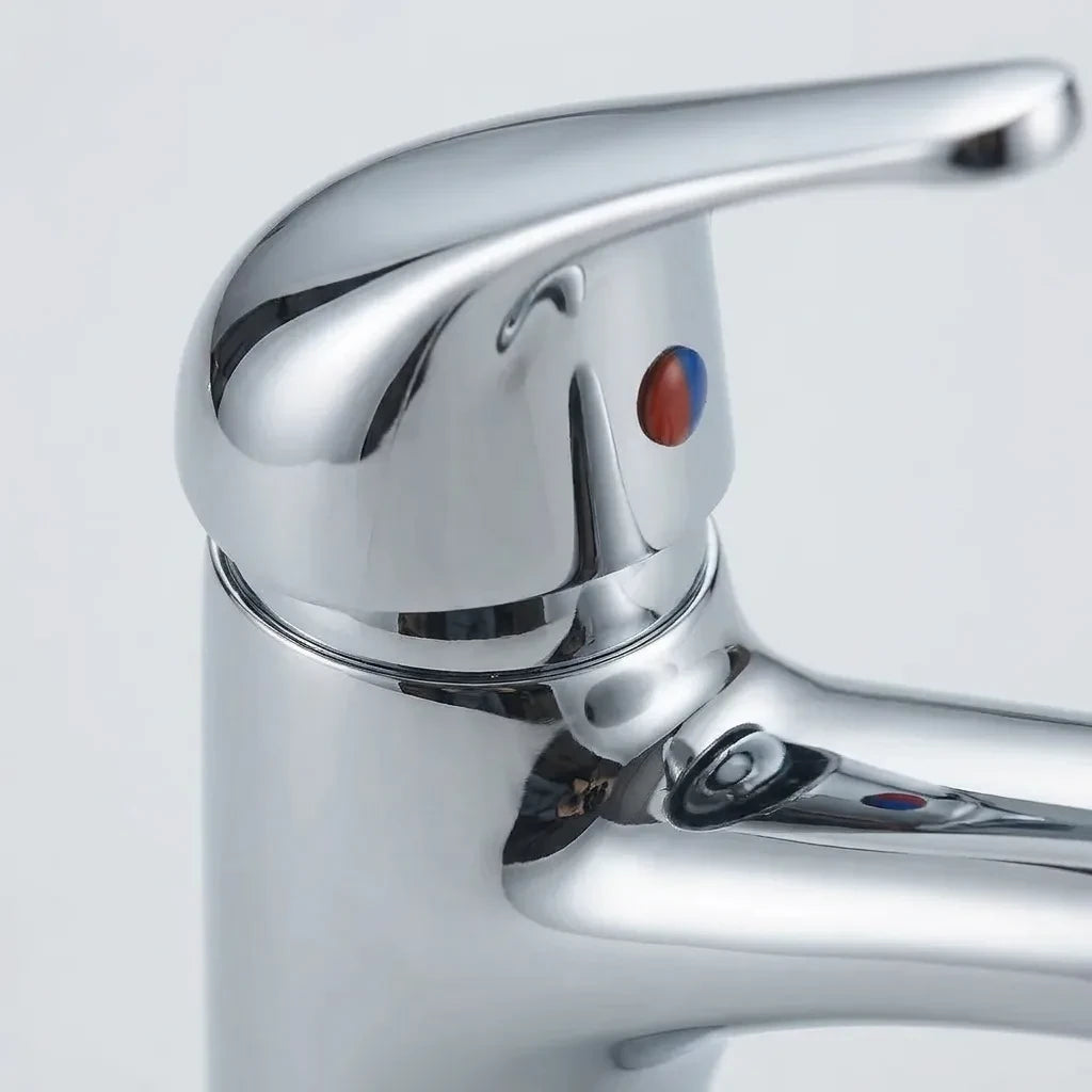 Torneira monocomando para banheiro Royal Signature cromada, detalhe do acabamento cromado espelhado — Torneiras Royal