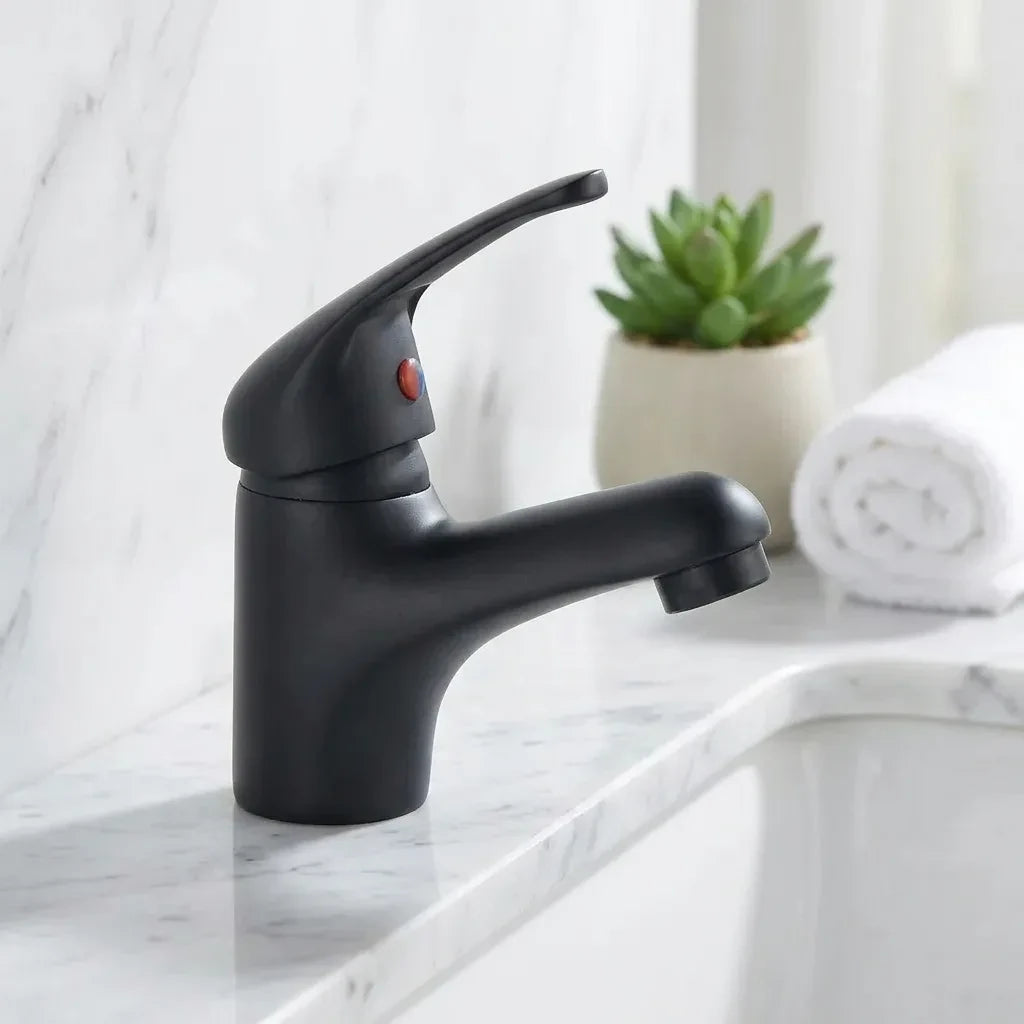 Torneira monocomando para banheiro Royal Signature preto fosco, ambientada em bancada de mármore branco — Torneiras Royal
