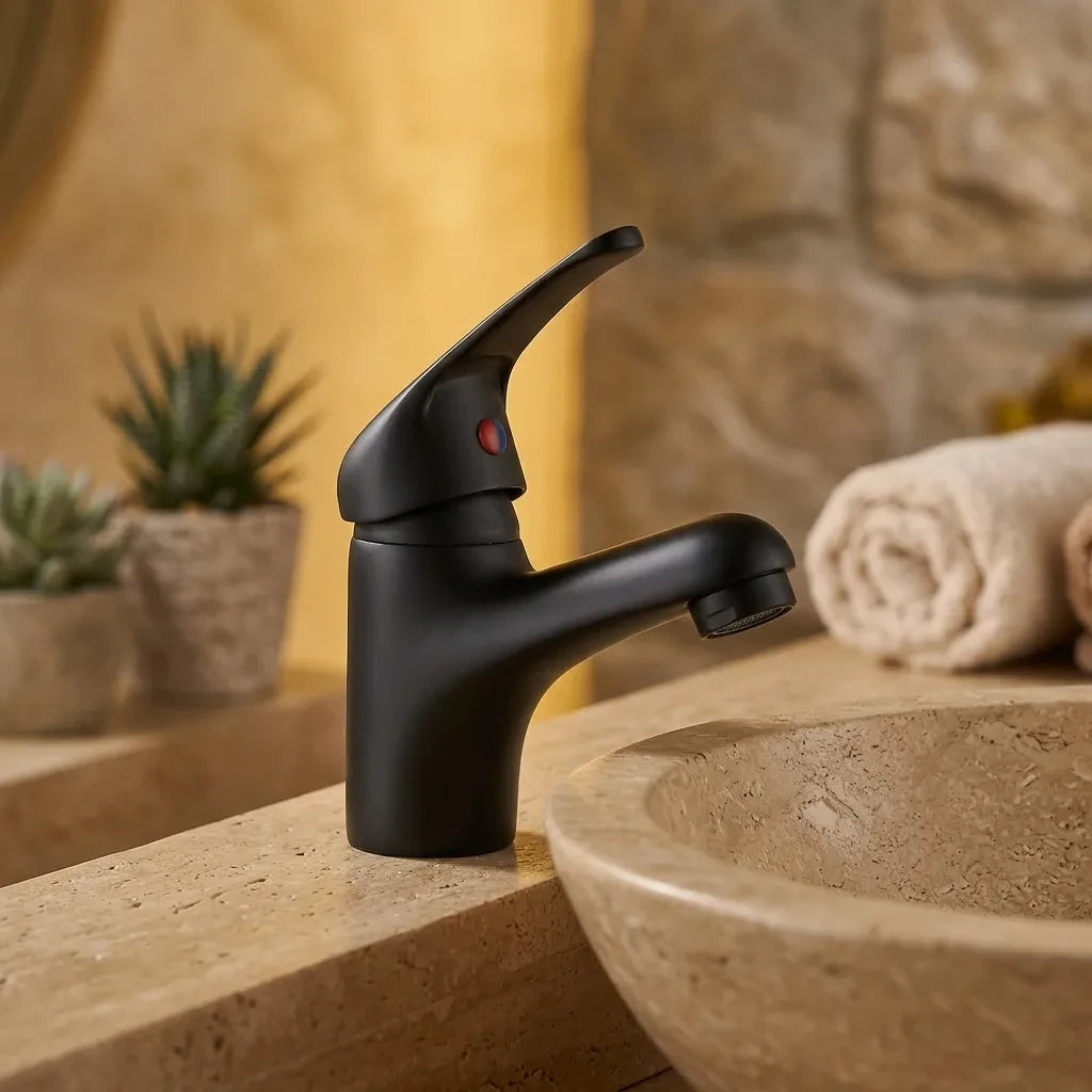 Torneira monocomando para banheiro Royal Signature preto fosco, ambientada em lavabo estilo spa — Torneiras Royal