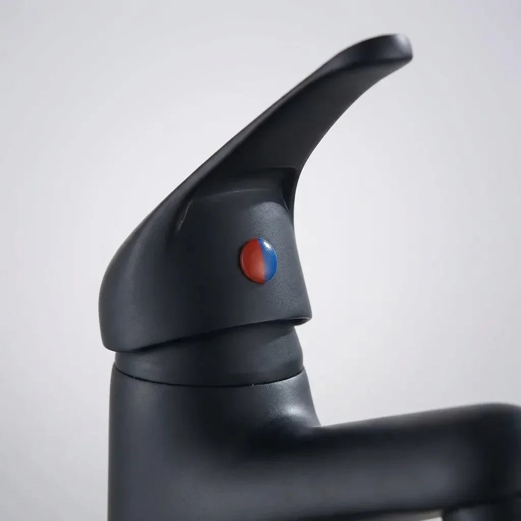 Torneira monocomando para banheiro Royal Signature preto fosco, detalhe da alavanca monocomando com indicador quente e fria — Torneiras Royal