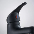 Torneira monocomando para banheiro Royal Signature preto fosco, detalhe da alavanca monocomando com indicador quente e fria — Torneiras Royal
