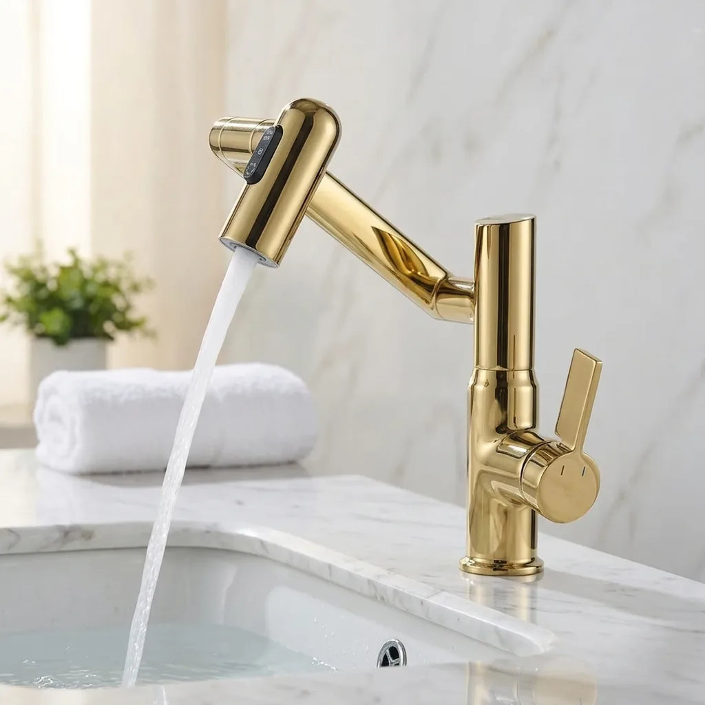 Torneira monocomando com sensor de temperatura dourada instalada em bancada de mármore branco com cuba de banheiro