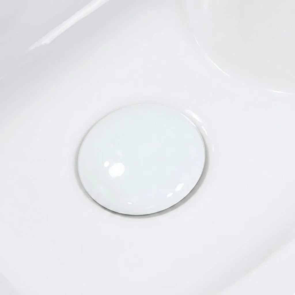 Válvula click de cerâmica branca instalada em cuba de banheiro branca