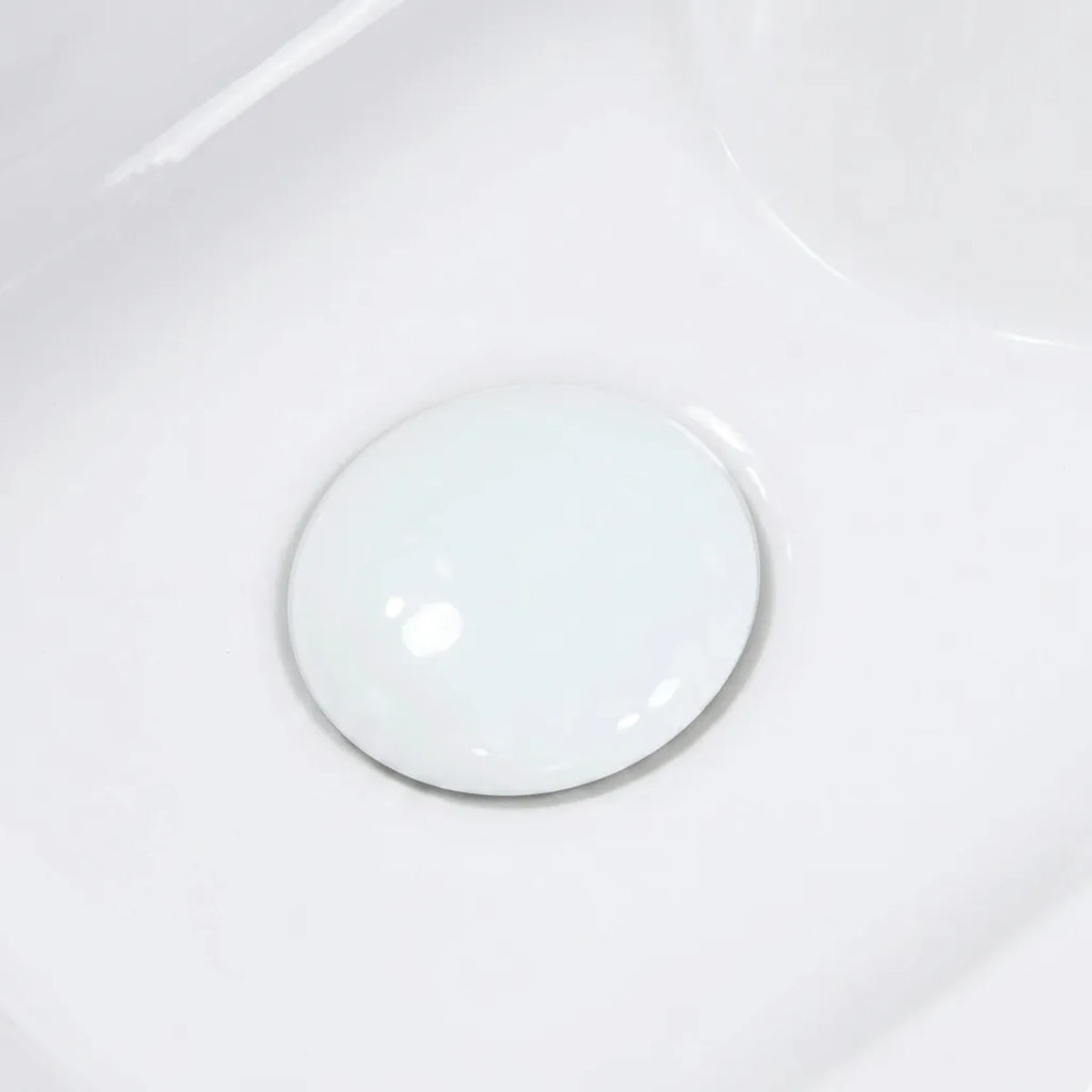 Válvula click de cerâmica branca instalada em cuba de banheiro branca