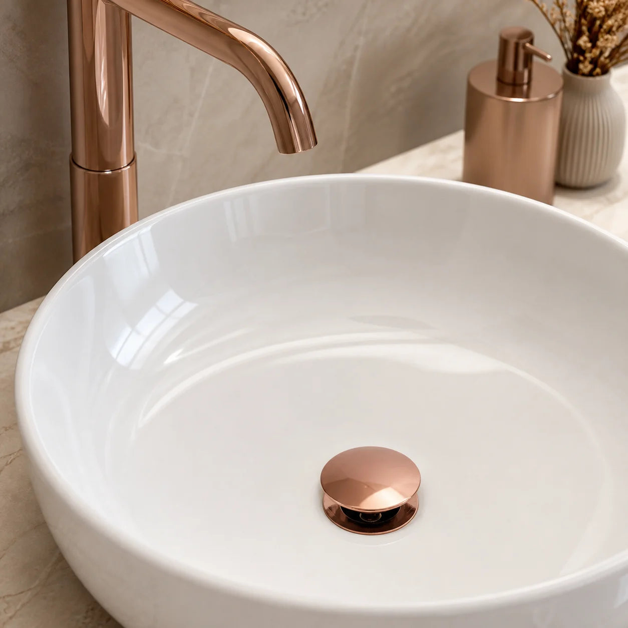 Válvula click Rose Gold instalada em cuba com torneira e acessórios coordenados